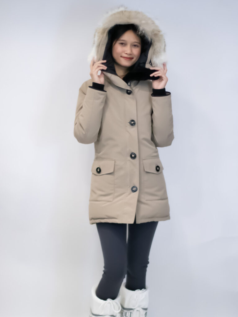 เช่าเสื้อกันหนาว Canada Goose Cuffs Jacket Polyester ที่ Go Mall ร้านเช่าเสื้อกันหนาวติดรถไฟฟ้า