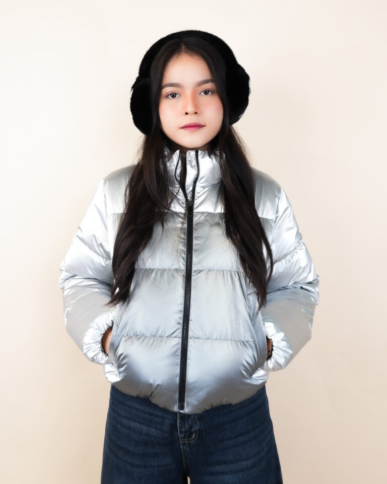 เช่าชุดกันหนาว MLB Women's Crop Metal Glossy Curve Padding New York Yankees สีเงิน สำหรับเที่ยวเมืองหนาว - GO Mall
