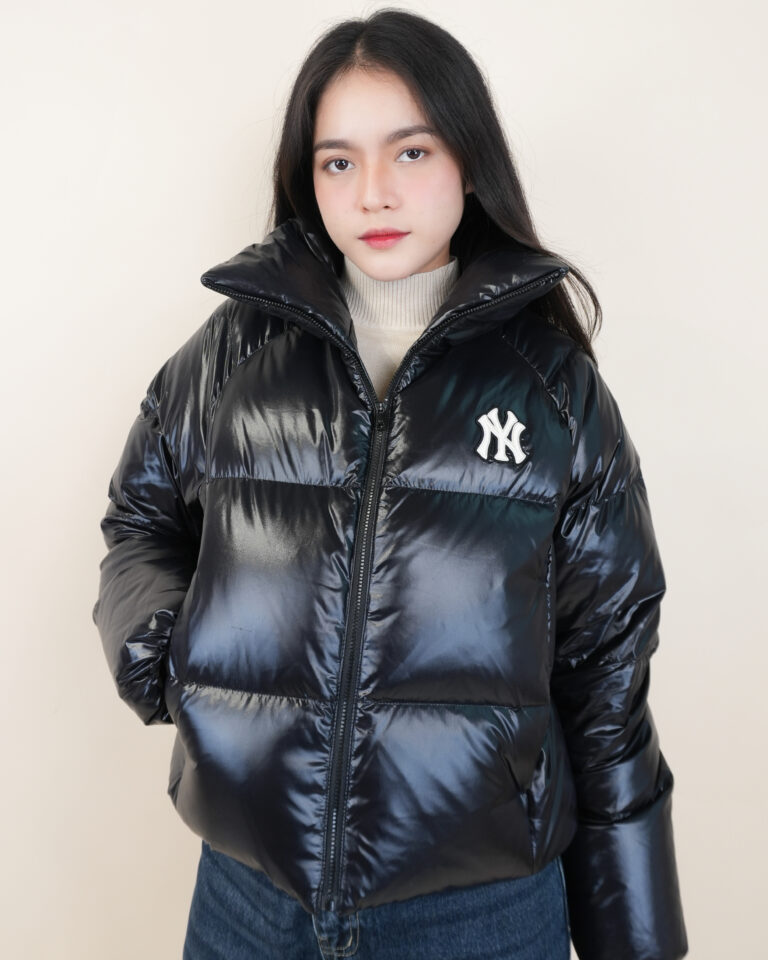 เช่าชุดกันหนาว MLB W's Crop Curve Padding สีดำ ทรงครอปเอวปรับรูด สำหรับเที่ยวเมืองหนาว - GO Mall