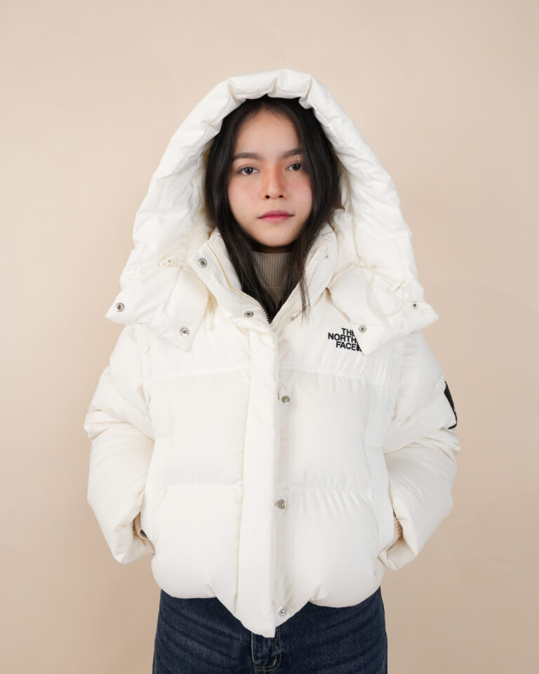 เช่าชุดกันหนาว The North Face W'S Glossy DT Down Jacket สีขาว ทรงครอปมีฮู้ด สำหรับเที่ยวเมืองหนาว - GO Mall
