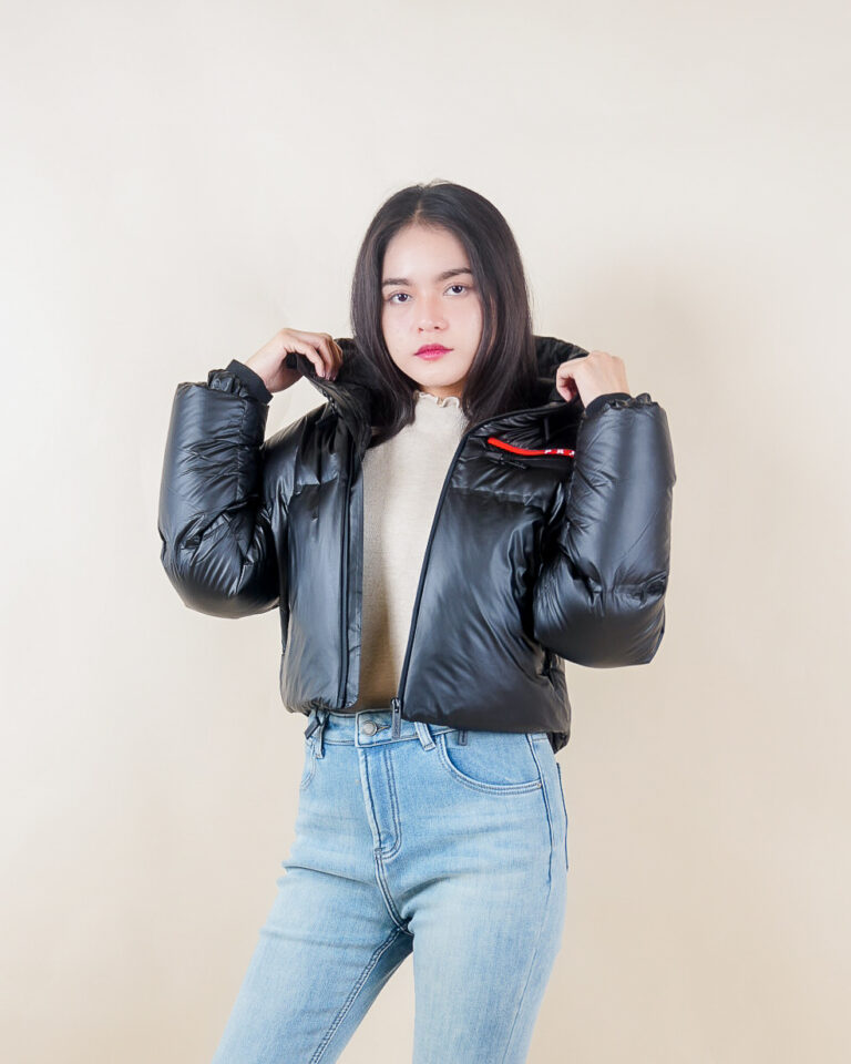 เช่า Prada Light Re-Nylon Hooded Puffer Jacket
