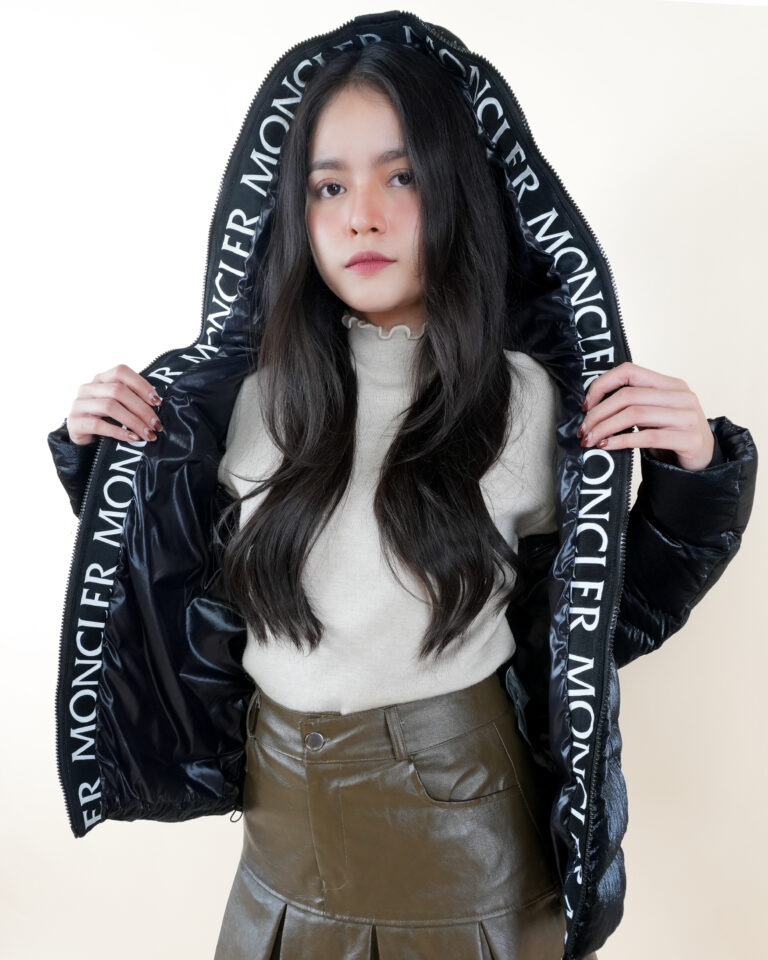 เช่าเสื้อกันหนาวขนเป็ด Moncler Tharon Short Down Jacket - GO Mall
