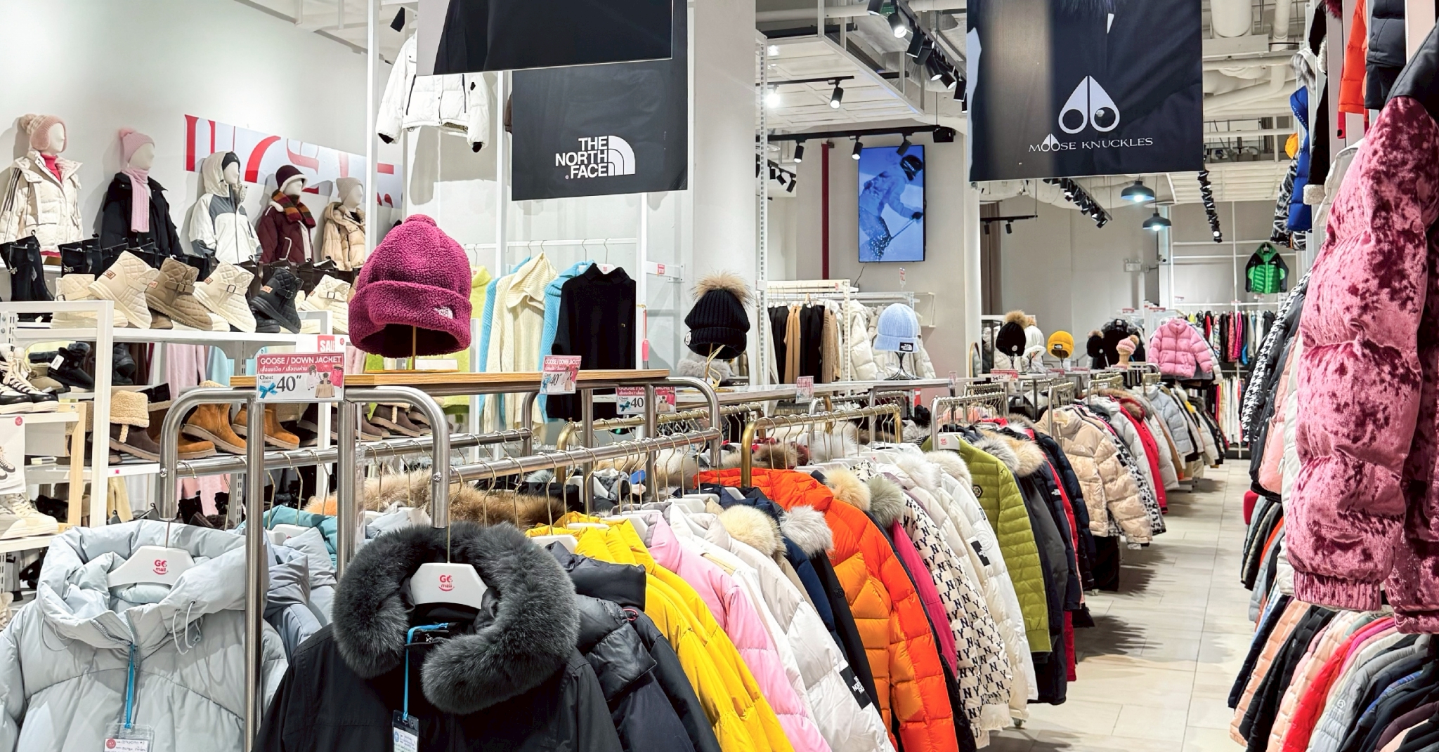 โซนเสื้อกันหนาวและอุปกรณ์ภายในร้าน GO Mall