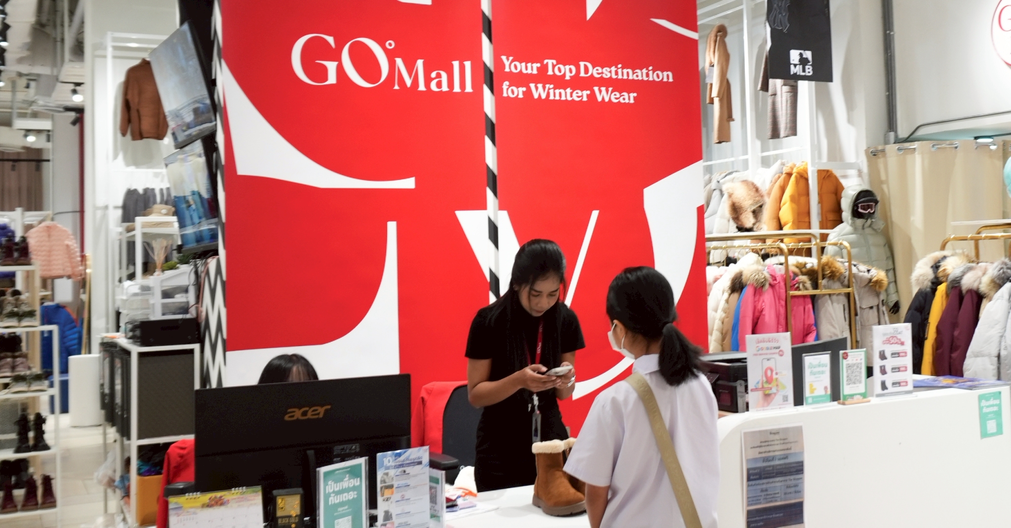ทีม GO Mall ให้บริการลูกค้าที่เคาน์เตอร์ภายในร้าน