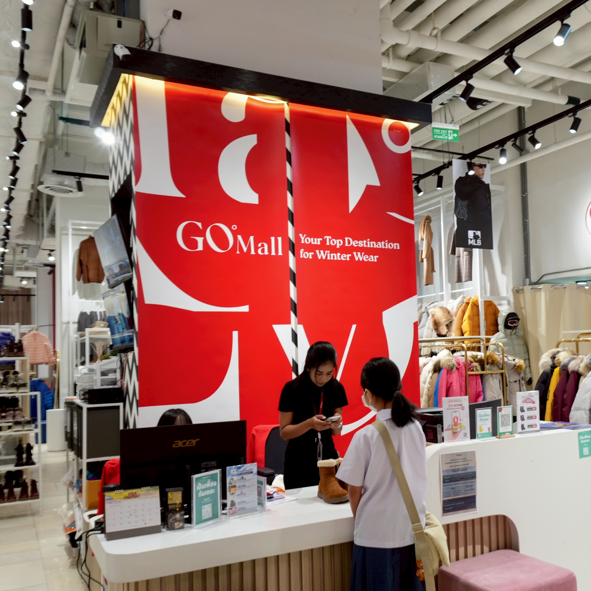 ทีม GO Mall ให้คำแนะนำลูกค้าภายในร้าน
