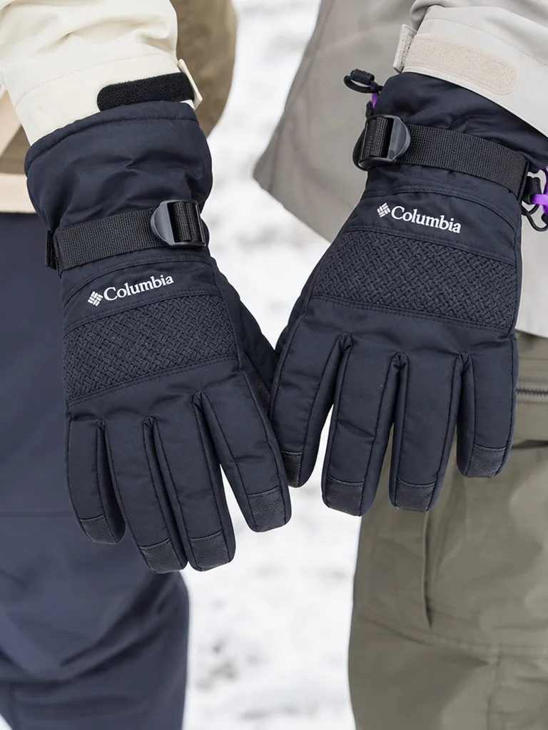 ถุงมือกันหนาว Columbia สีดำ ด้านหน้า มีสายรัดข้อมือปรับได้และพื้นผิวฝ่ามือมีลวดลาย