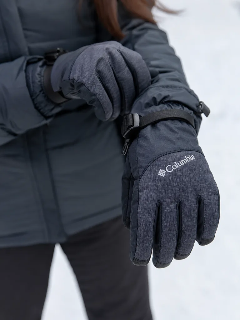 ถุงมือกันหนาว Columbia สีเทาเข้ม เนื้อผ้ากันหนาวและกันน้ำ มีสายรัดข้อมือปรับระดับได้ และโลโก้ Columbia ชัดเจน