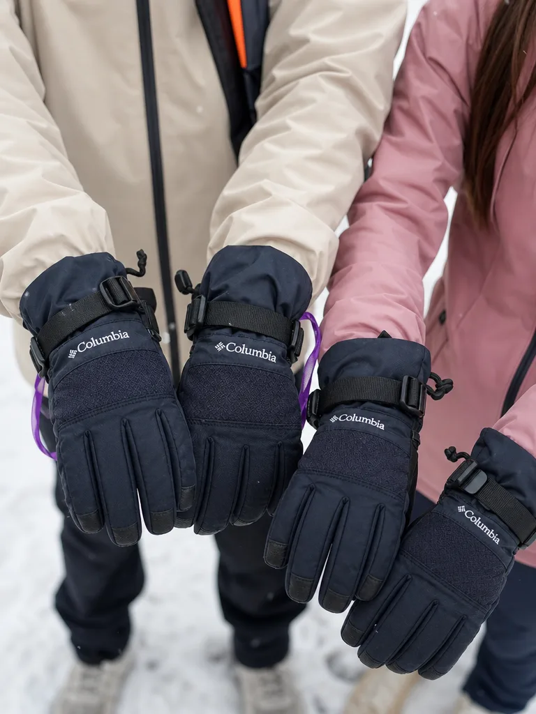 ถุงมือกันหนาว Columbia สีกรมท่า ด้านหน้า แสดงโลโก้และสายรัดปรับระดับ