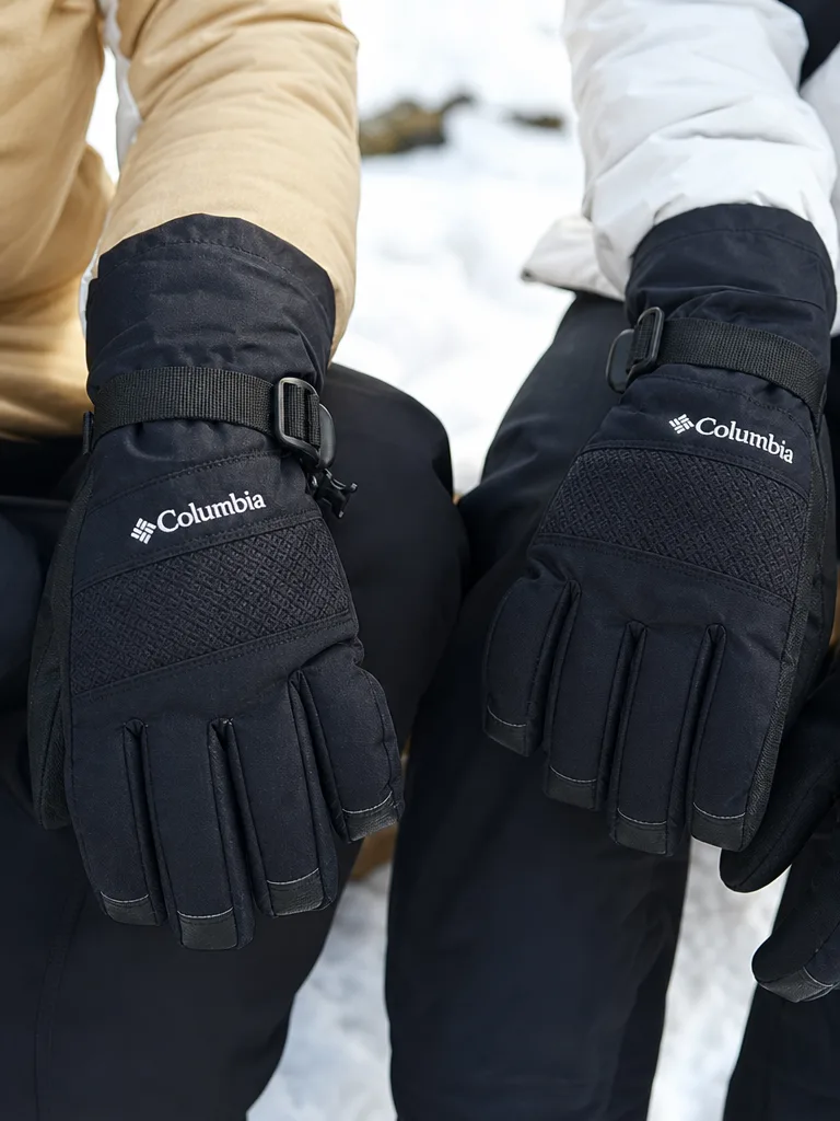 ถุงมือกันหนาวสีดำ Columbia ด้านหน้า พร้อมสายรัดข้อมือปรับได้