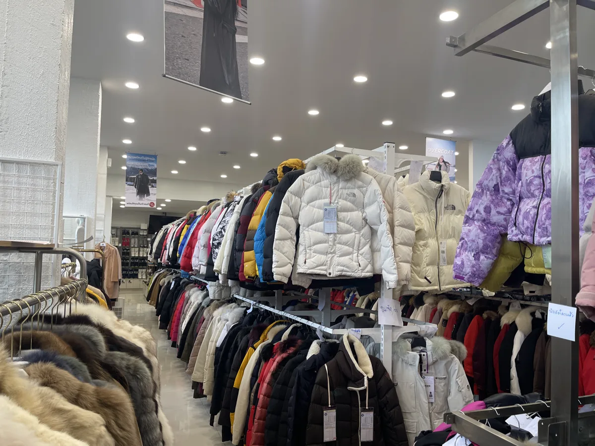 ราวเสื้อกันหนาวภายในร้านสาขาเพชรเกษม