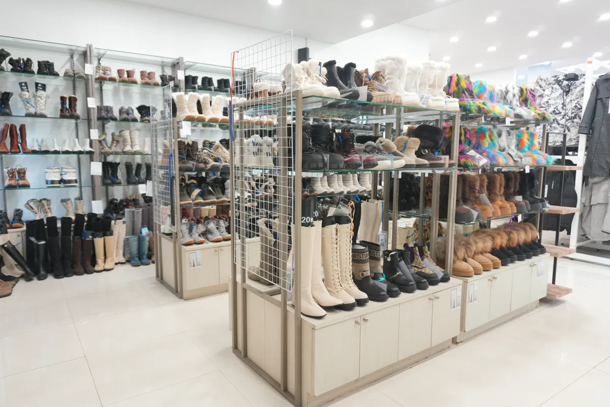 โซนรองเท้าบูทภายในร้านสาขาเพชรเกษม